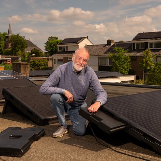 Dit zonnepaneel kun je eenvoudig zelf op je (huur)woning installeren. (Artikel uit AD)